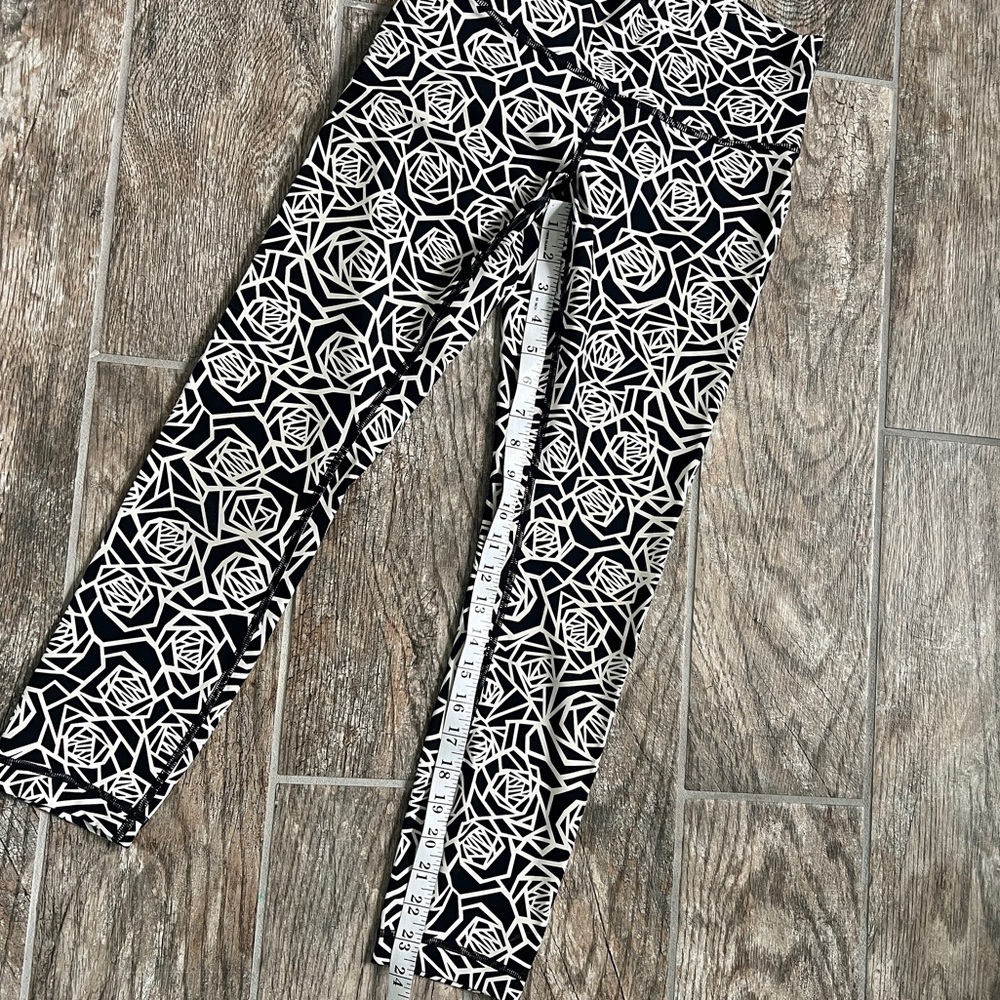 Lululemon Athletica High Times Pant, Geometric Rose Print, Black White, Size 6 - Picture 4 of 7